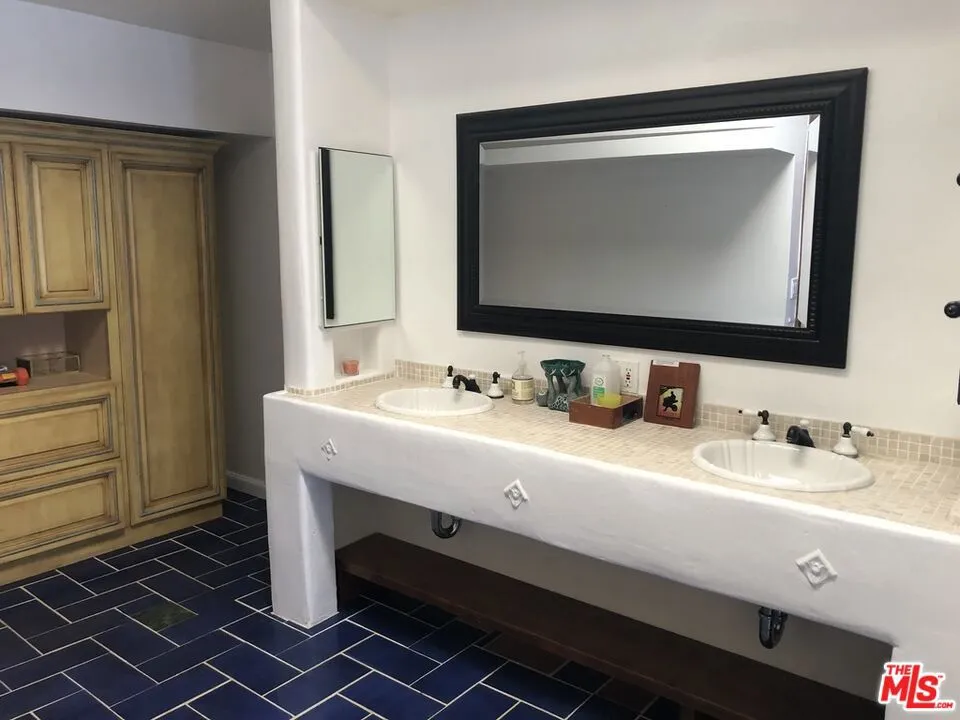708 Thornhill Road Calabasas, CA 91302