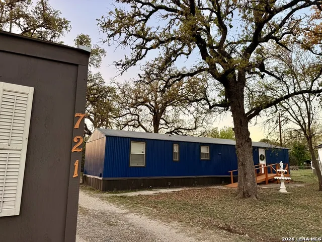 721 Oak Dr Bandera, TX 78003
