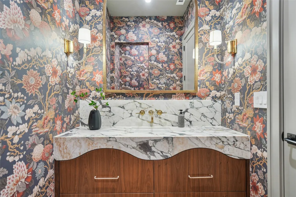 5945 Royal Crest Drive Dallas, TX 75230