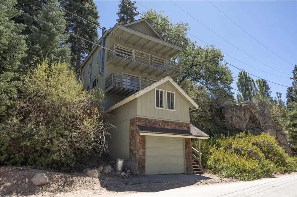 709 Ridge Green Valley Lake, CA 92341