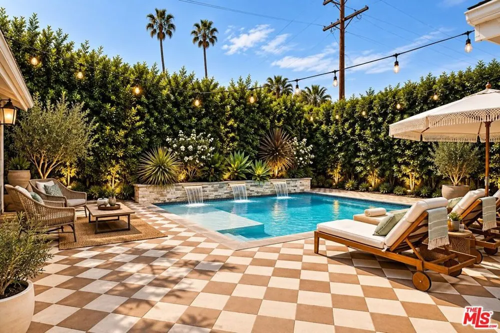 1087 S Plymouth Boulevard Los Angeles, CA 90019