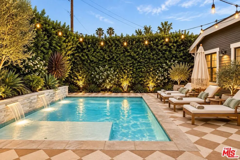 1087 S Plymouth Boulevard Los Angeles, CA 90019