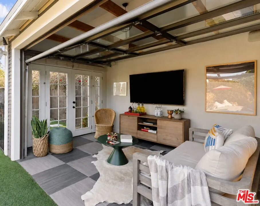 1087 S Plymouth Boulevard Los Angeles, CA 90019