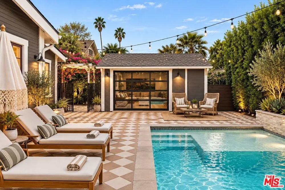 1087 S Plymouth Boulevard Los Angeles, CA 90019