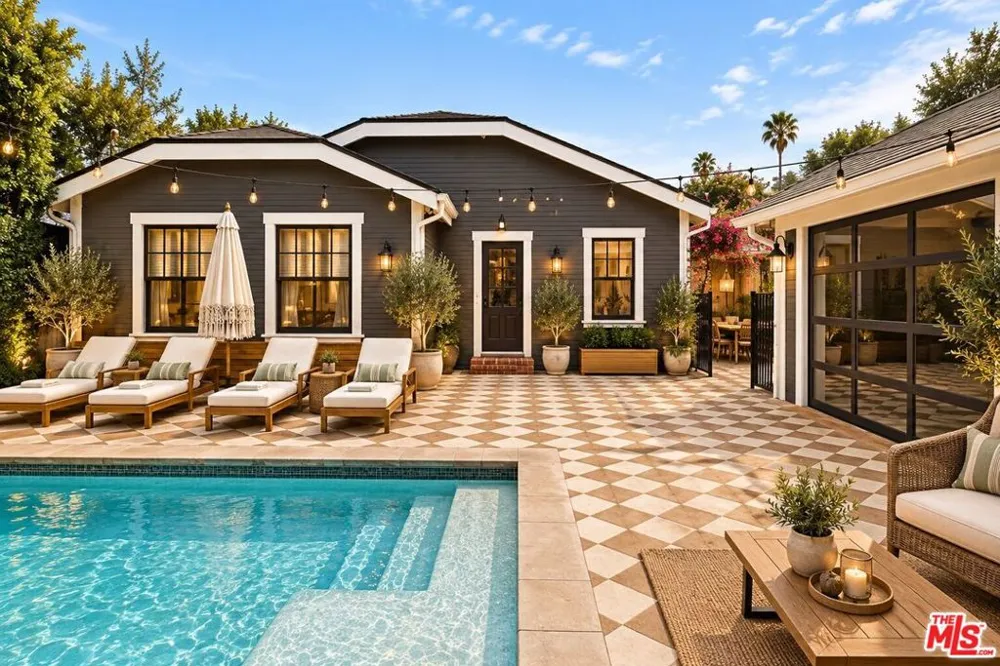 1087 S Plymouth Boulevard Los Angeles, CA 90019