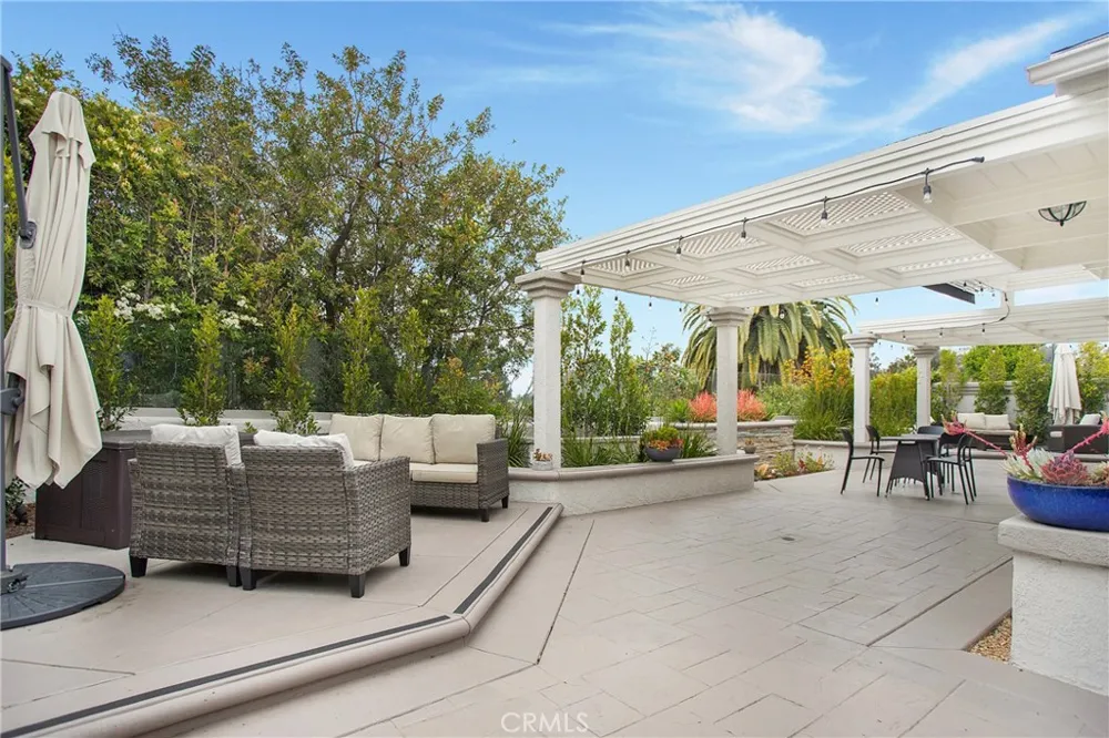23711 Via Navarra Mission Viejo, CA 92691