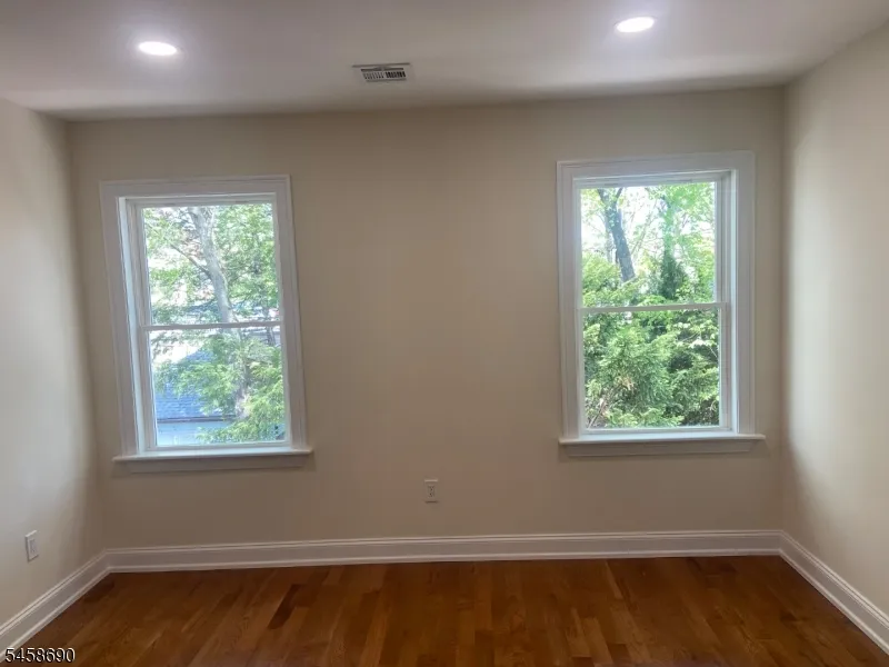 6 Melrose Ave East Orange City, NJ 07018