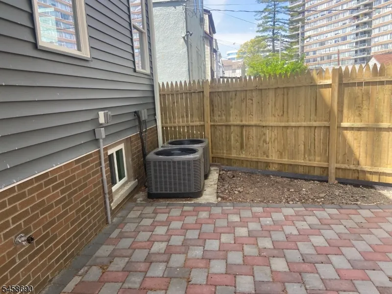 6 Melrose Ave East Orange City, NJ 07018