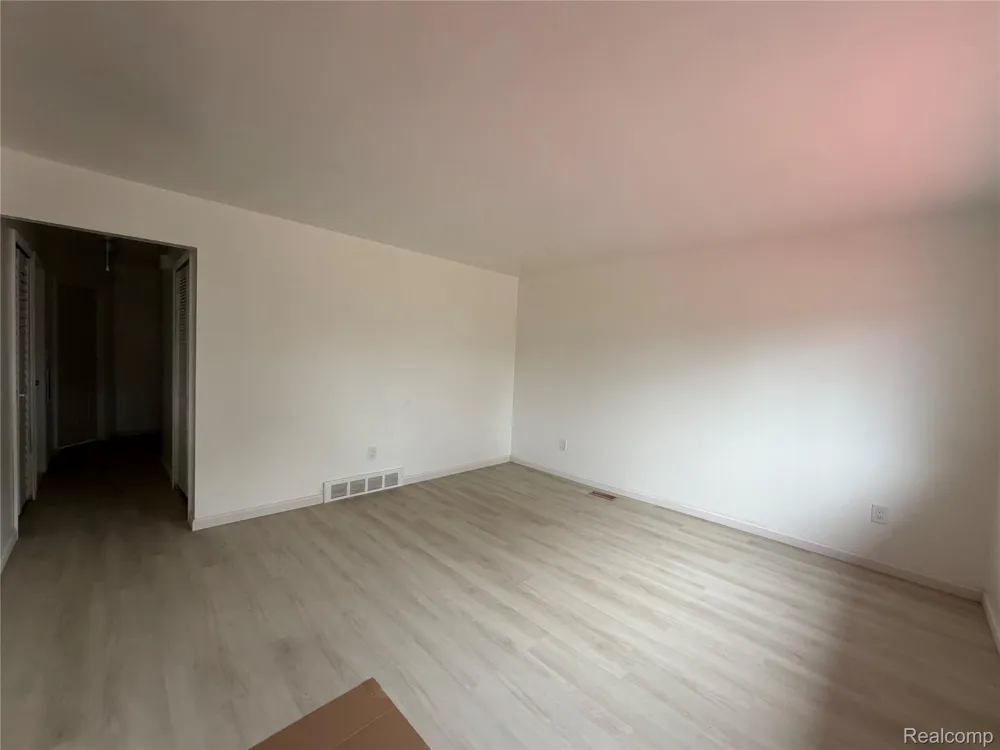 8702 CHALMERS AVENUE Warren City, MI 48089