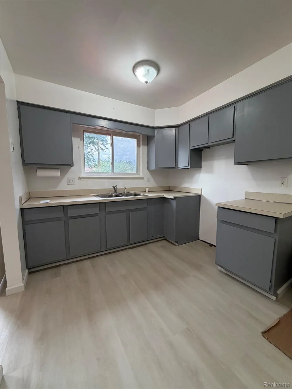 8702 CHALMERS AVENUE Warren City, MI 48089