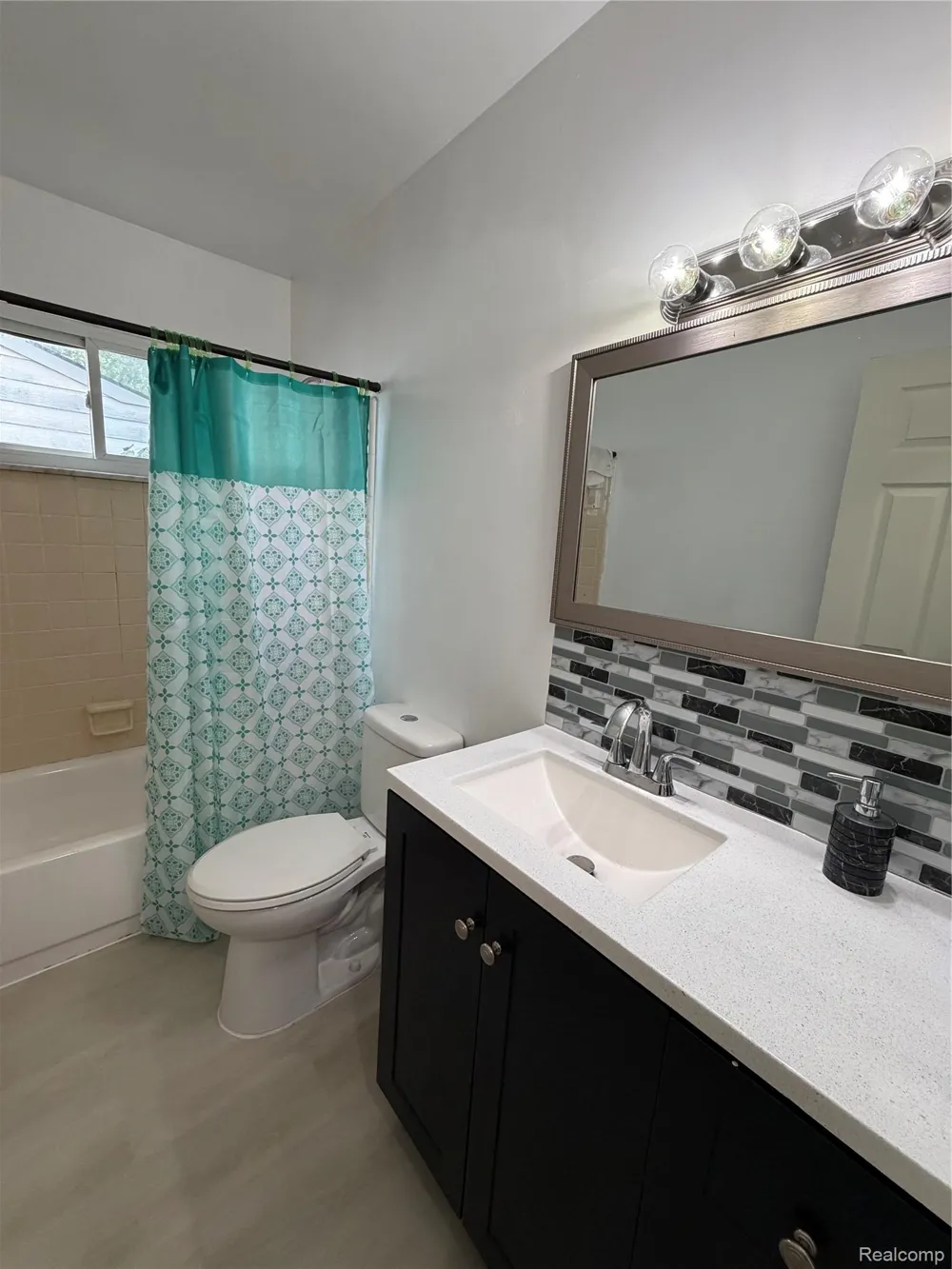 8702 CHALMERS AVENUE Warren City, MI 48089