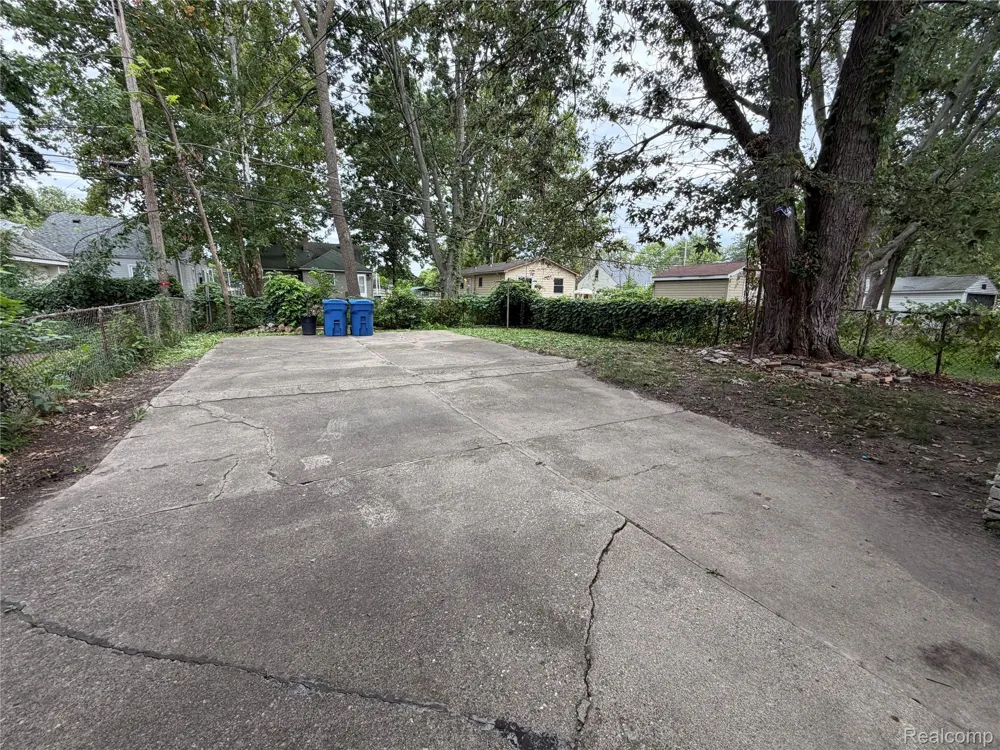 8702 CHALMERS AVENUE Warren City, MI 48089