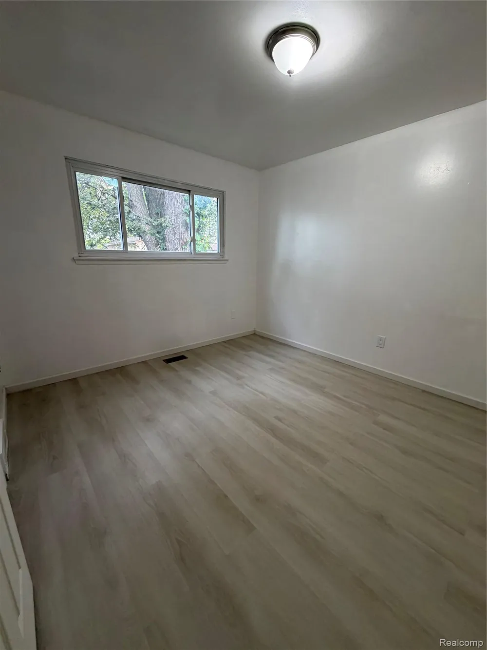 8702 CHALMERS AVENUE Warren City, MI 48089