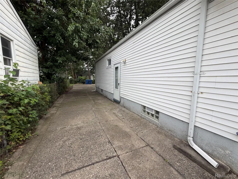 8702 CHALMERS AVENUE Warren City, MI 48089