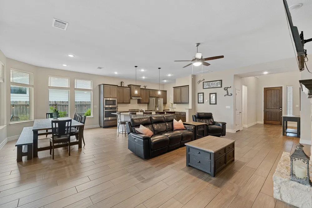 812 Heartleaf Drive Leander, TX 78641