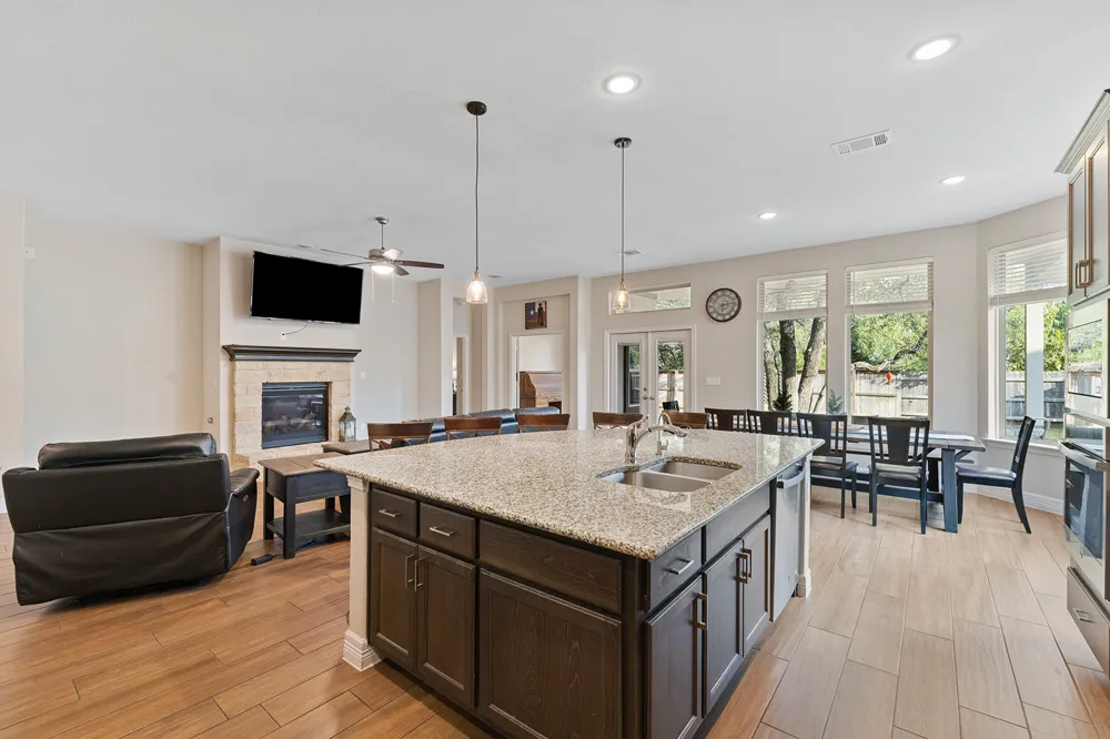 812 Heartleaf Drive Leander, TX 78641