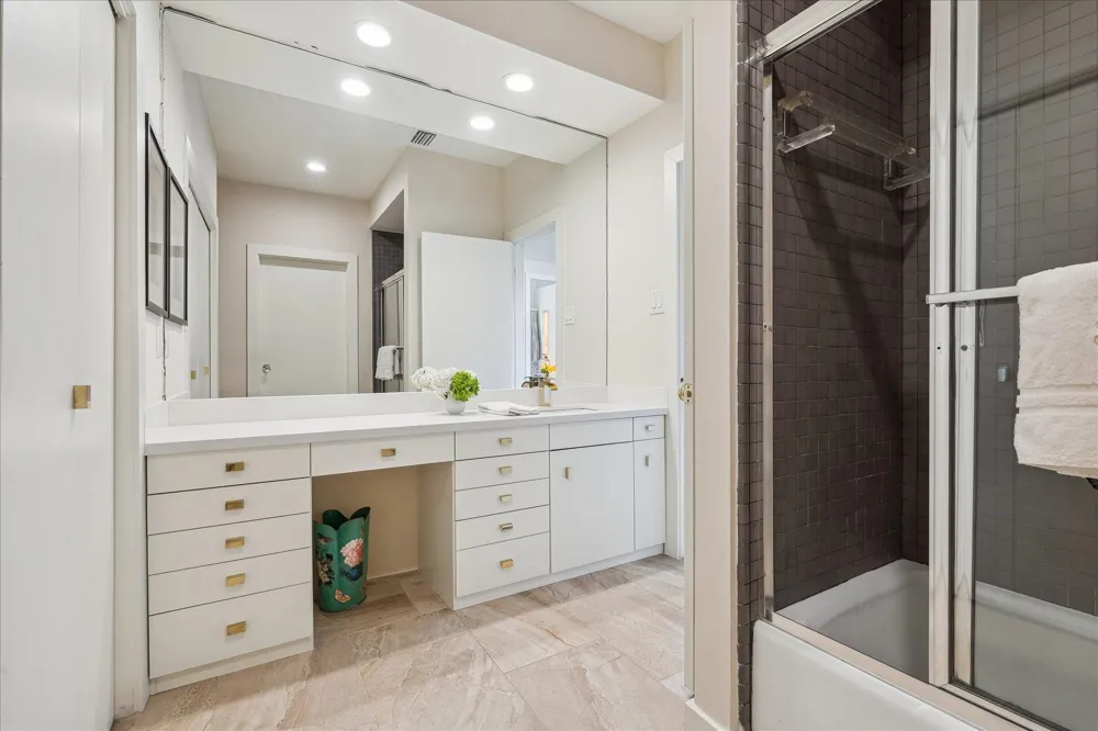 10 S Briar Hollow Lane #50 Houston, TX 77027
