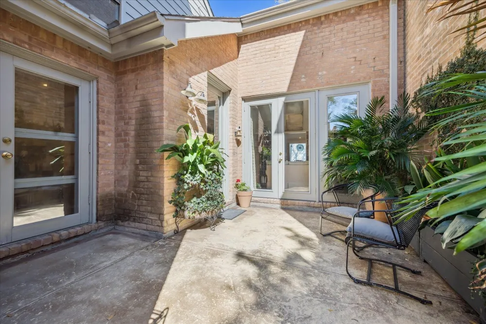 10 S Briar Hollow Lane #50 Houston, TX 77027