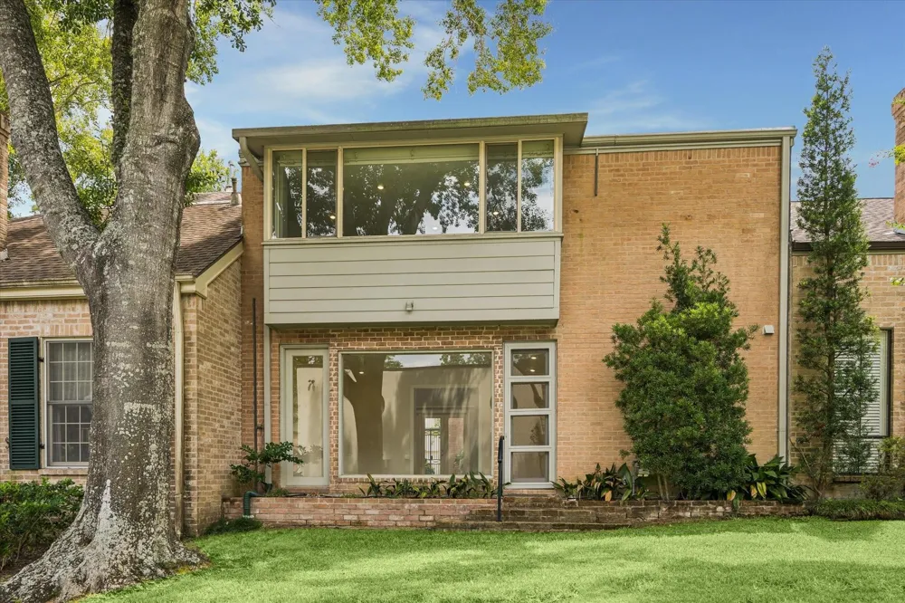 10 S Briar Hollow Lane #50 Houston, TX 77027