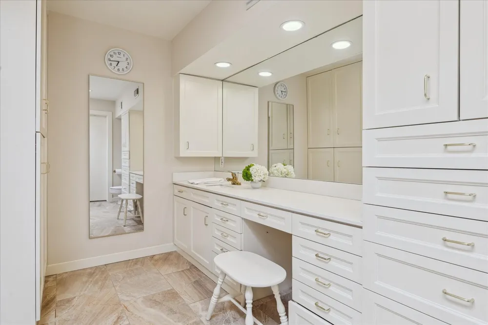 10 S Briar Hollow Lane #50 Houston, TX 77027