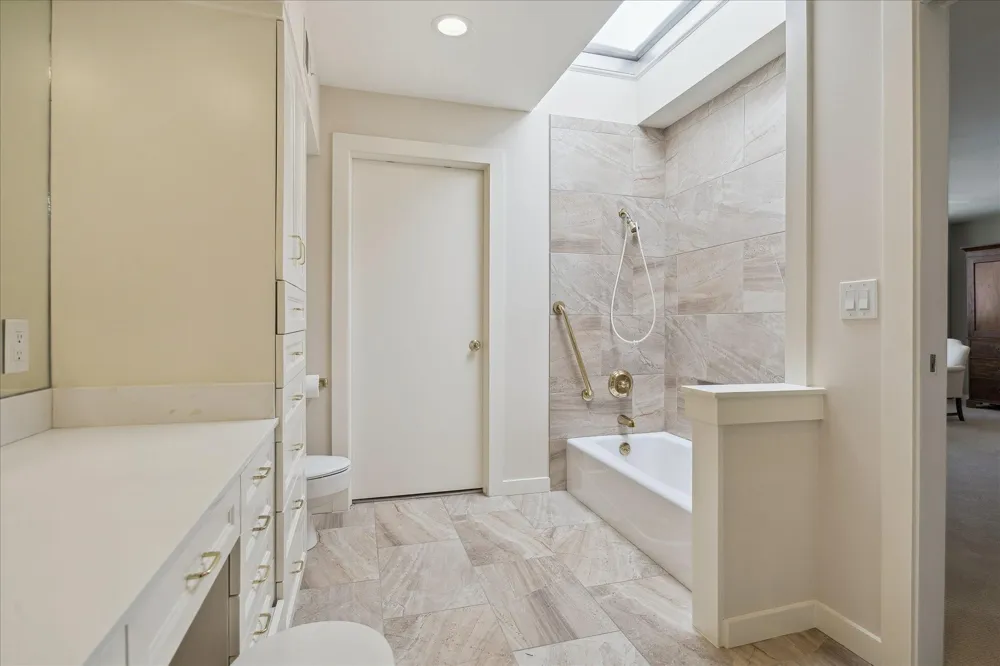 10 S Briar Hollow Lane #50 Houston, TX 77027