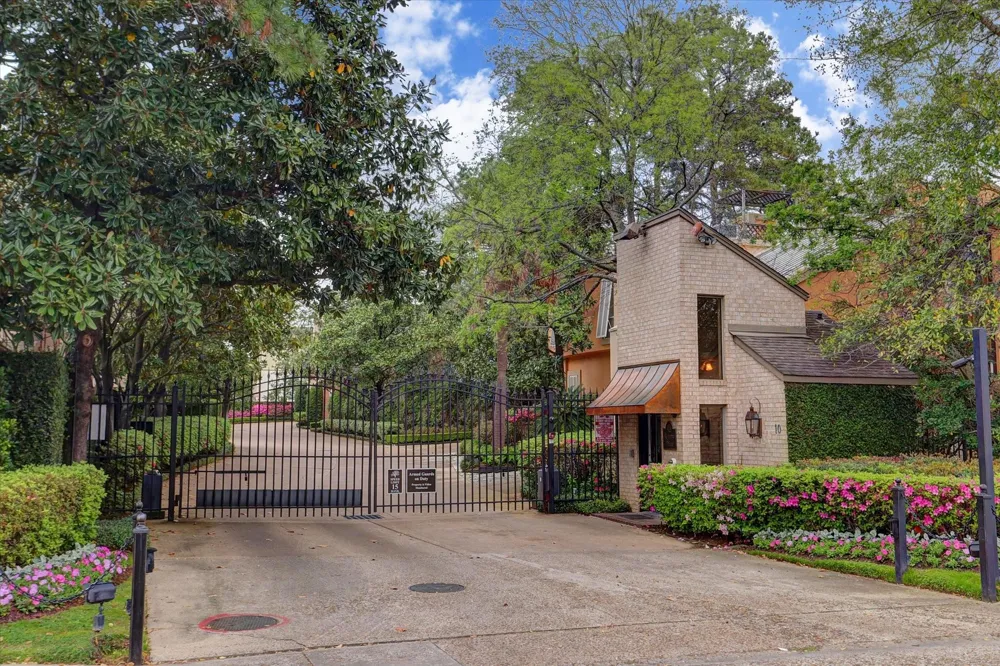 10 S Briar Hollow Lane #50 Houston, TX 77027