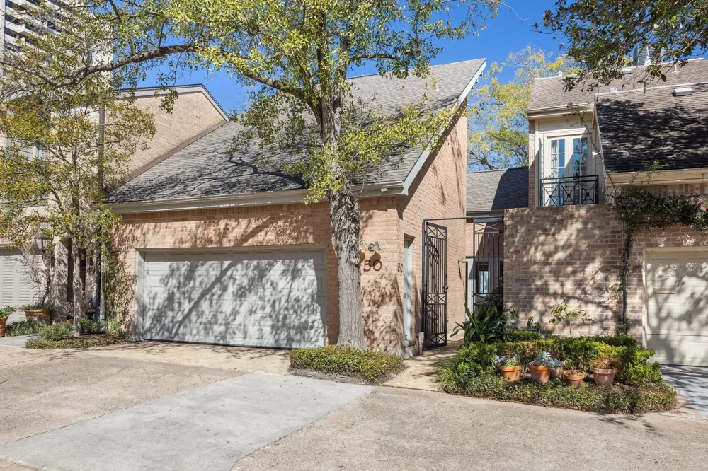 10 S Briar Hollow Lane #50 Houston, TX 77027
