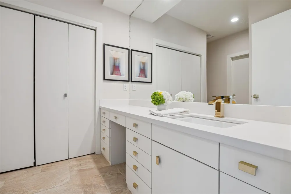 10 S Briar Hollow Lane #50 Houston, TX 77027