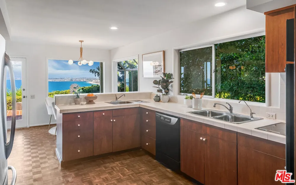589 Via Del Monte Palos Verdes Estates, CA 90274