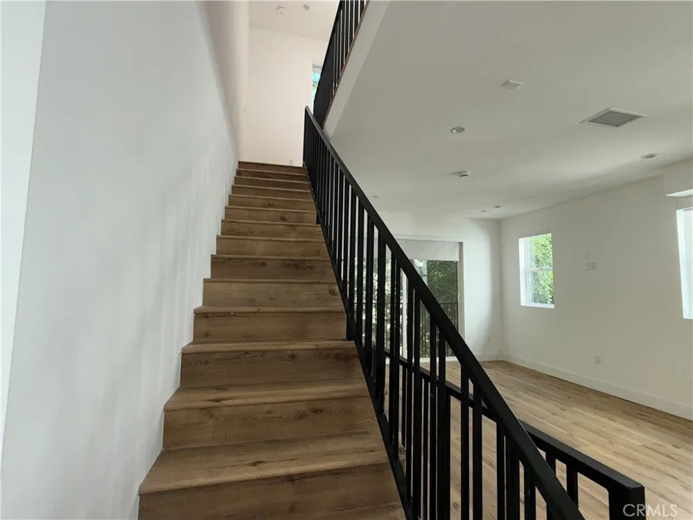 5042 Laurel Canyon Boulevard Valley Village, CA 91607