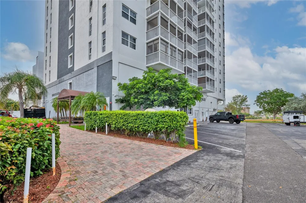 1505 Riverside Dr #1507 Pompano Beach, FL 33062