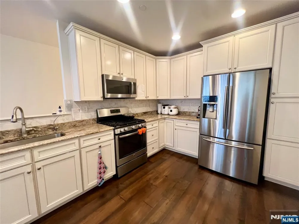 81 Autumn Way 20 Montvale, NJ 07645