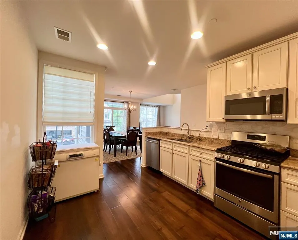 81 Autumn Way 20 Montvale, NJ 07645