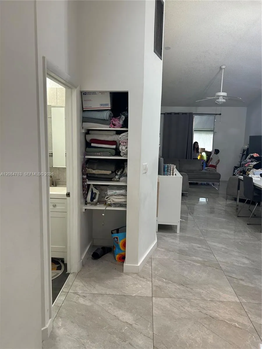 5587 Park Rd Dania Beach, FL 33312