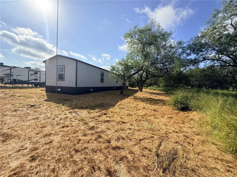 9860 County Road 623 Skidmore, TX 78389