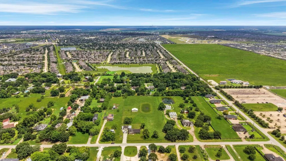 5075 Road 5913 Cleveland, TX 77327