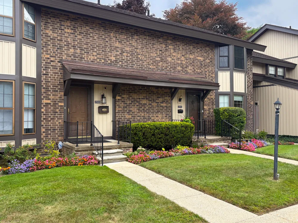 25073 Oakbrooke Drive Southfield, MI 48033