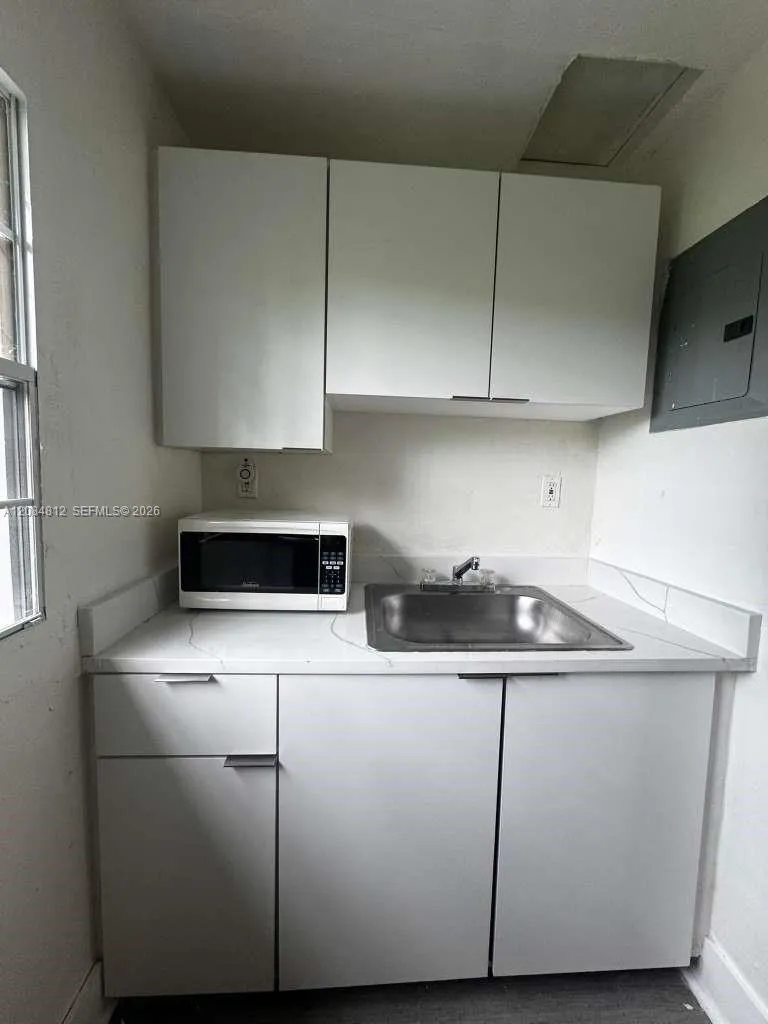 1121 NW 40th St #4 Miami, FL 33127