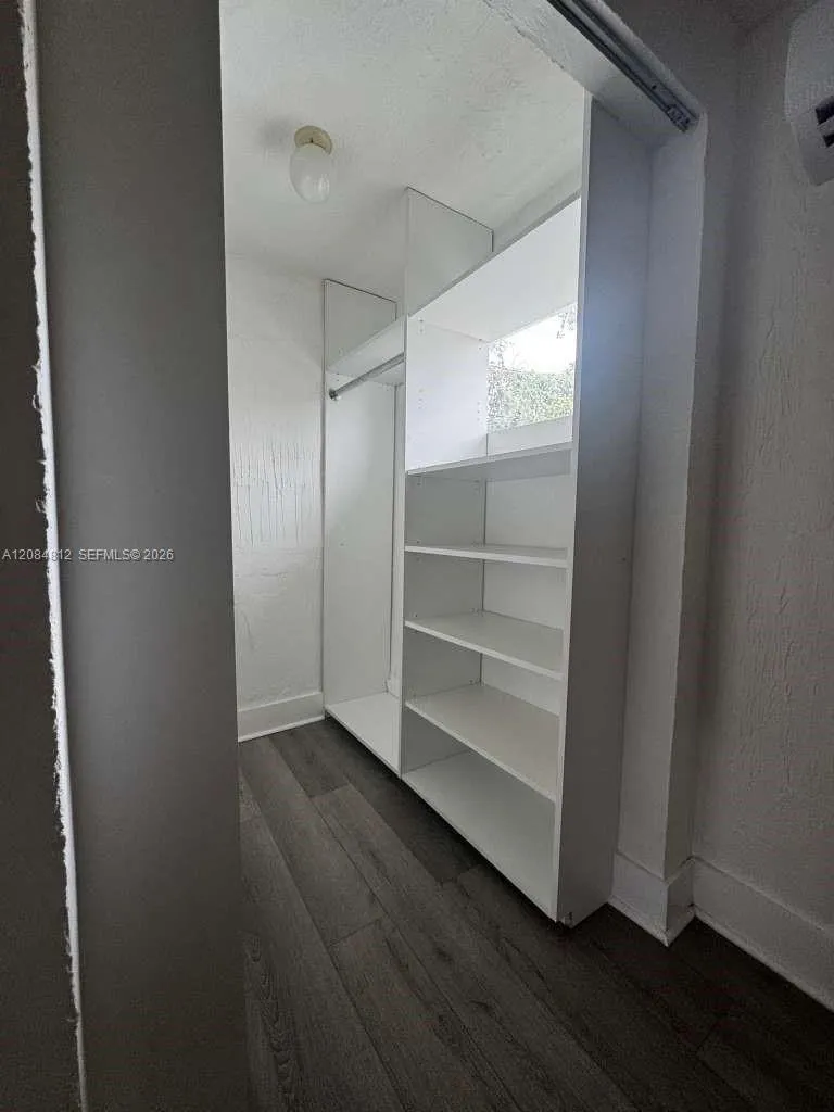 1121 NW 40th St #4 Miami, FL 33127