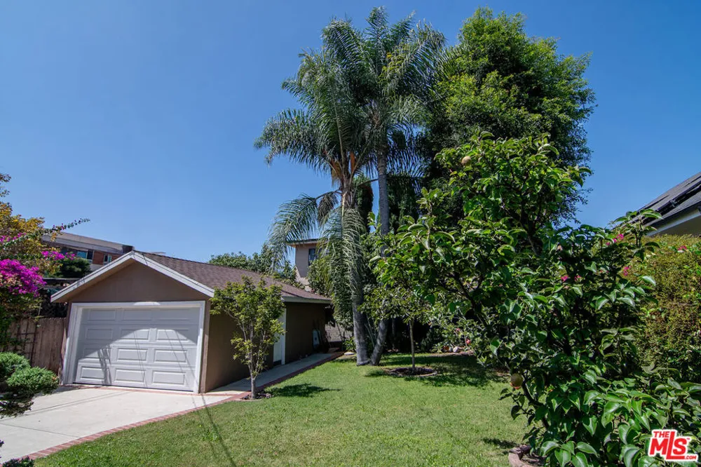 895 S Bronson Avenue Los Angeles, CA 90005
