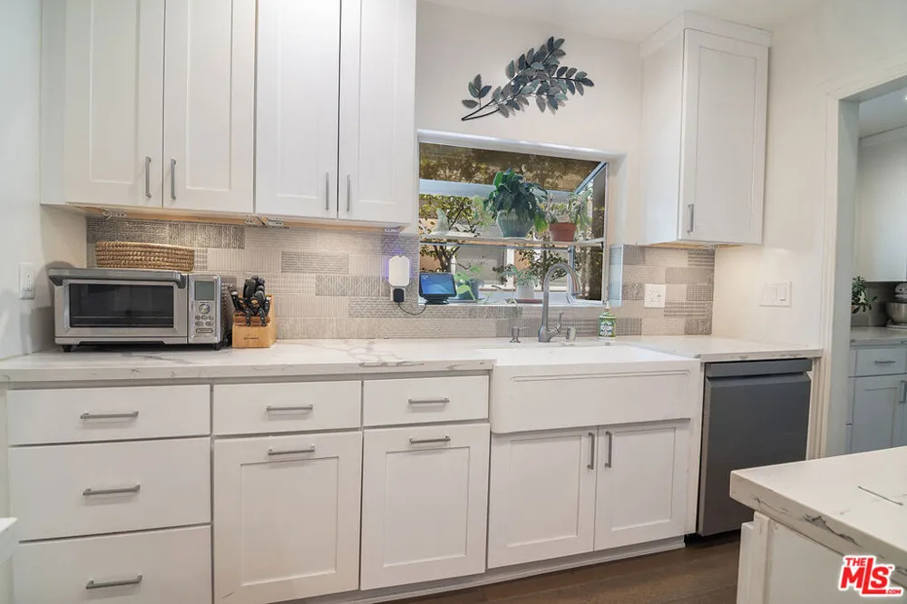 895 S Bronson Avenue Los Angeles, CA 90005
