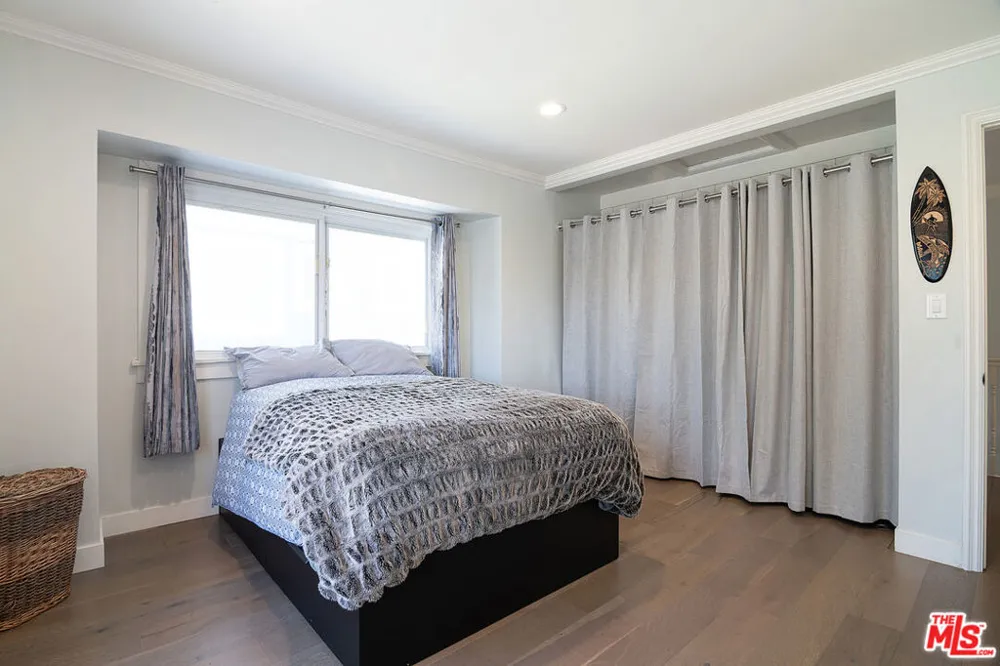 895 S Bronson Avenue Los Angeles, CA 90005