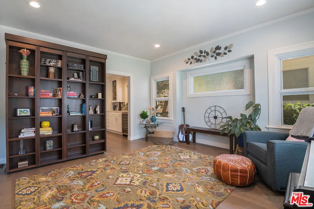 895 S Bronson Avenue Los Angeles, CA 90005