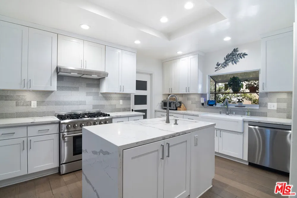 895 S Bronson Avenue Los Angeles, CA 90005