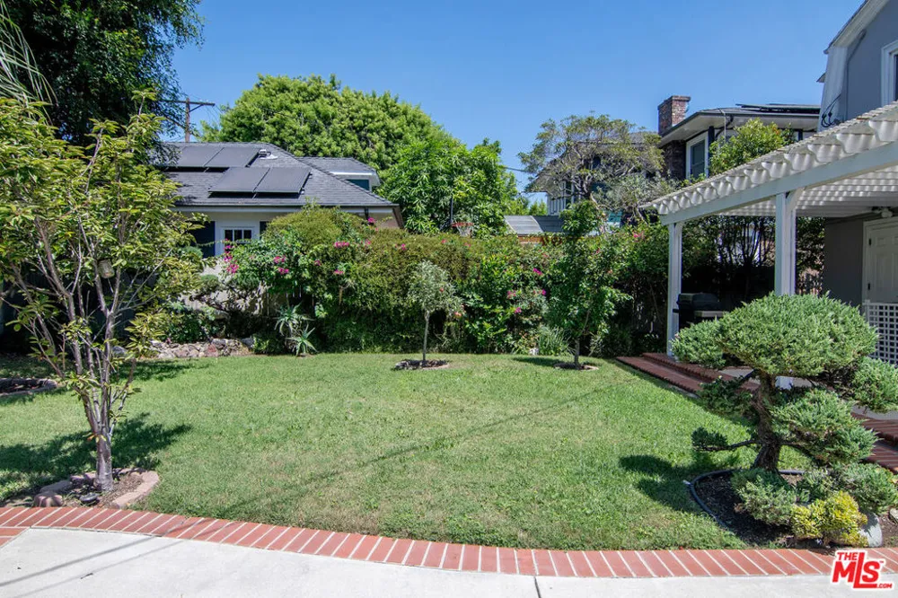 895 S Bronson Avenue Los Angeles, CA 90005