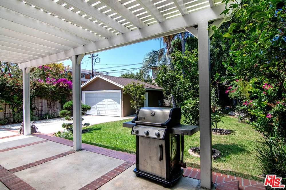 895 S Bronson Avenue Los Angeles, CA 90005