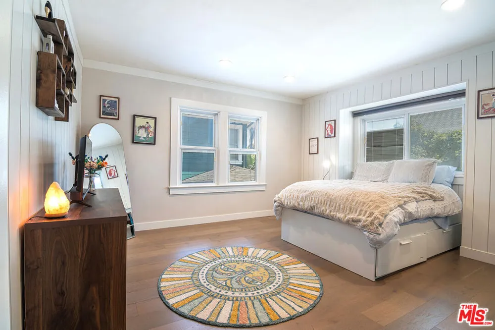 895 S Bronson Avenue Los Angeles, CA 90005