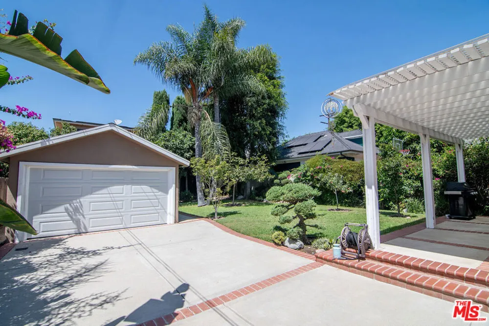 895 S Bronson Avenue Los Angeles, CA 90005