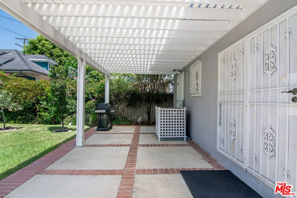 895 S Bronson Avenue Los Angeles, CA 90005