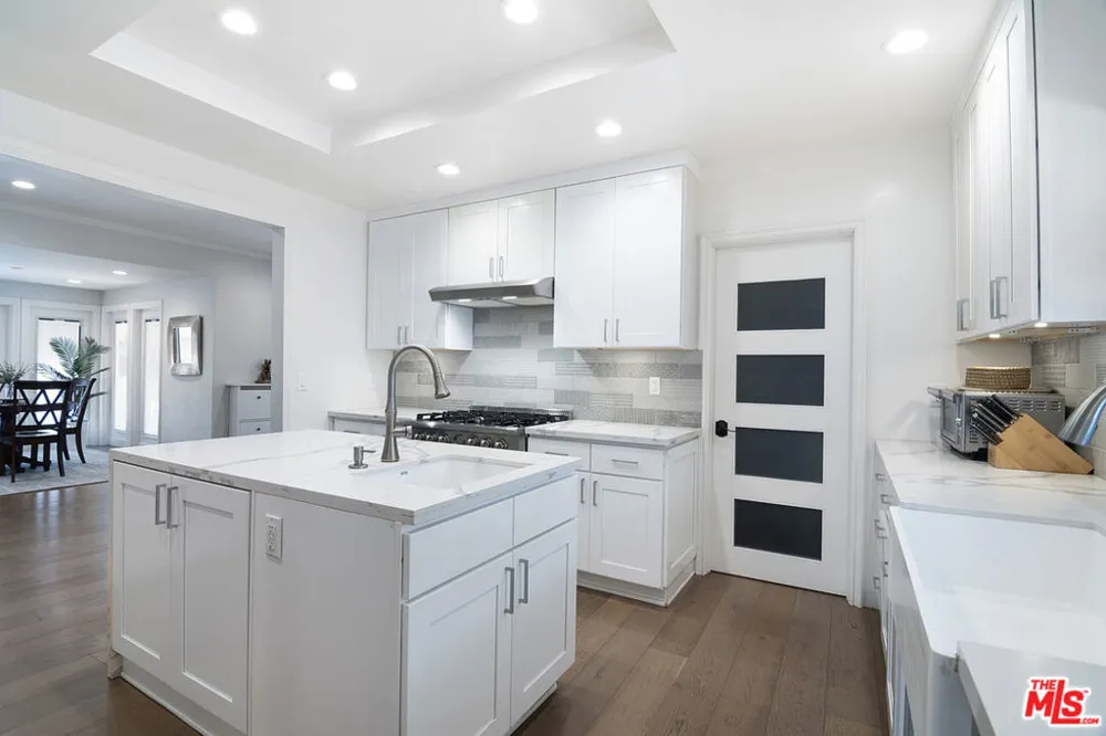 895 S Bronson Avenue Los Angeles, CA 90005